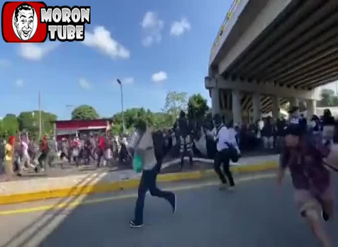 Video :A wave of migrants breaks through a group of police officers who were supposed to hold them back